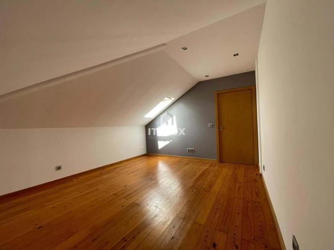 Moradia T4 para Venda em Maceira Foto 11