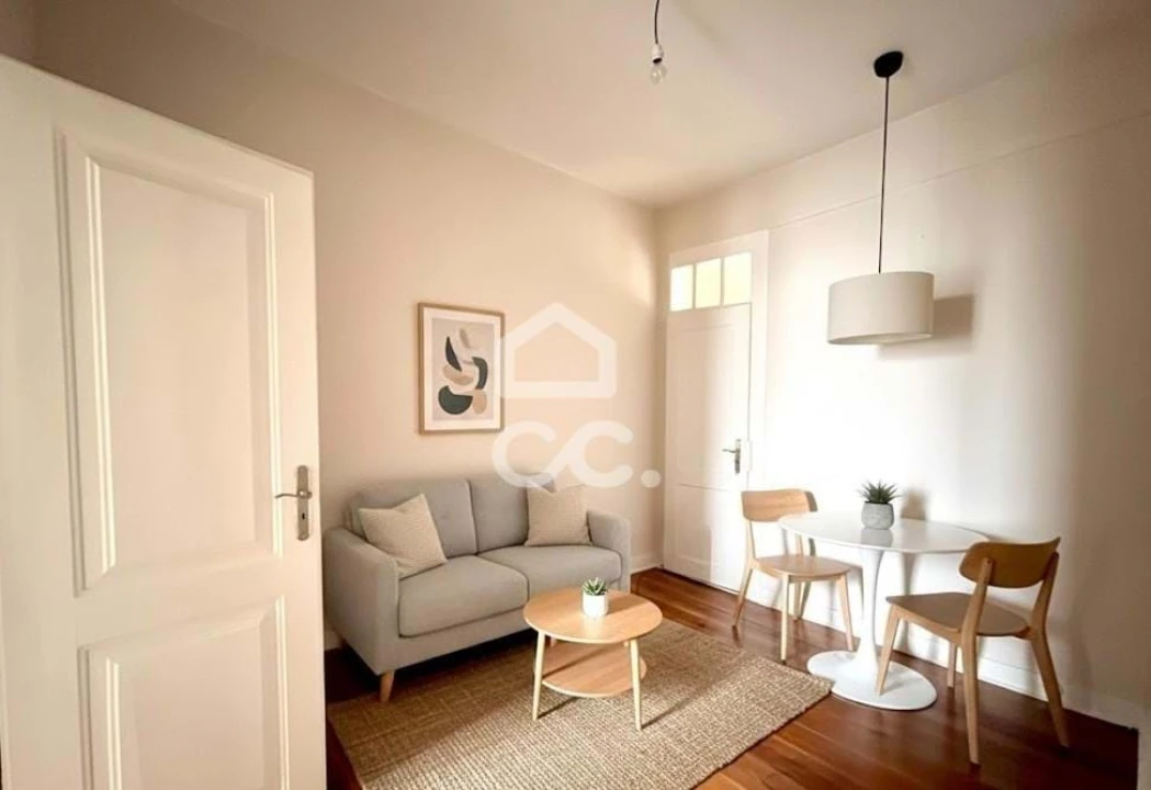Apartamento T2 para Arrendamento em Santo António Foto 1