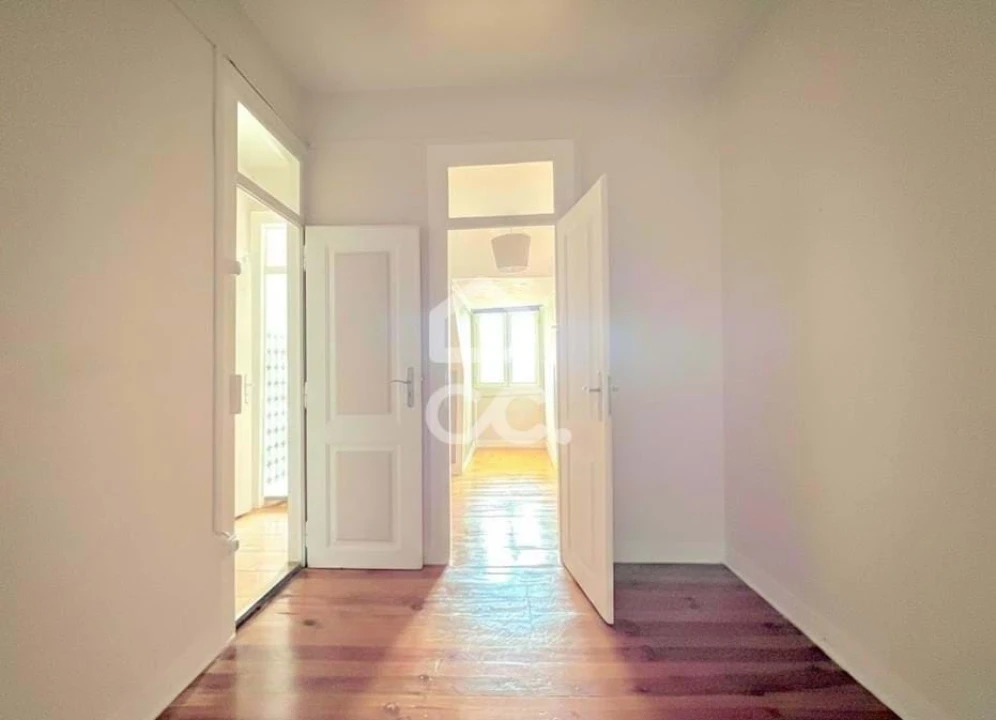 Apartamento T2 para Arrendamento em Santo António Foto 3