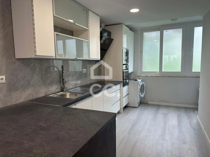 Apartamento T2 para Venda em Benfica Foto 3
