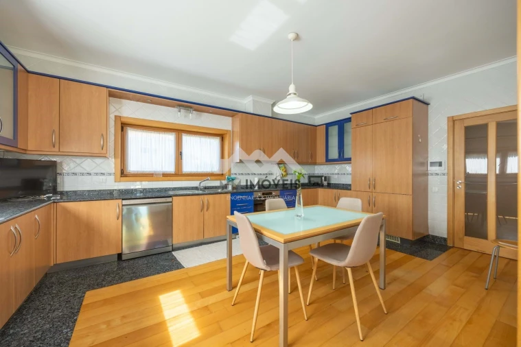 Moradia T5 para Venda em Grijo Foto 66