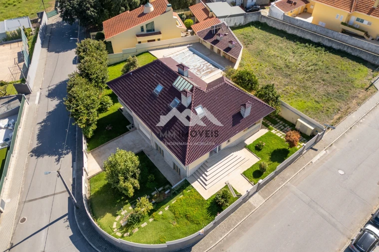 Moradia T5 para Venda em Grijo Foto 69