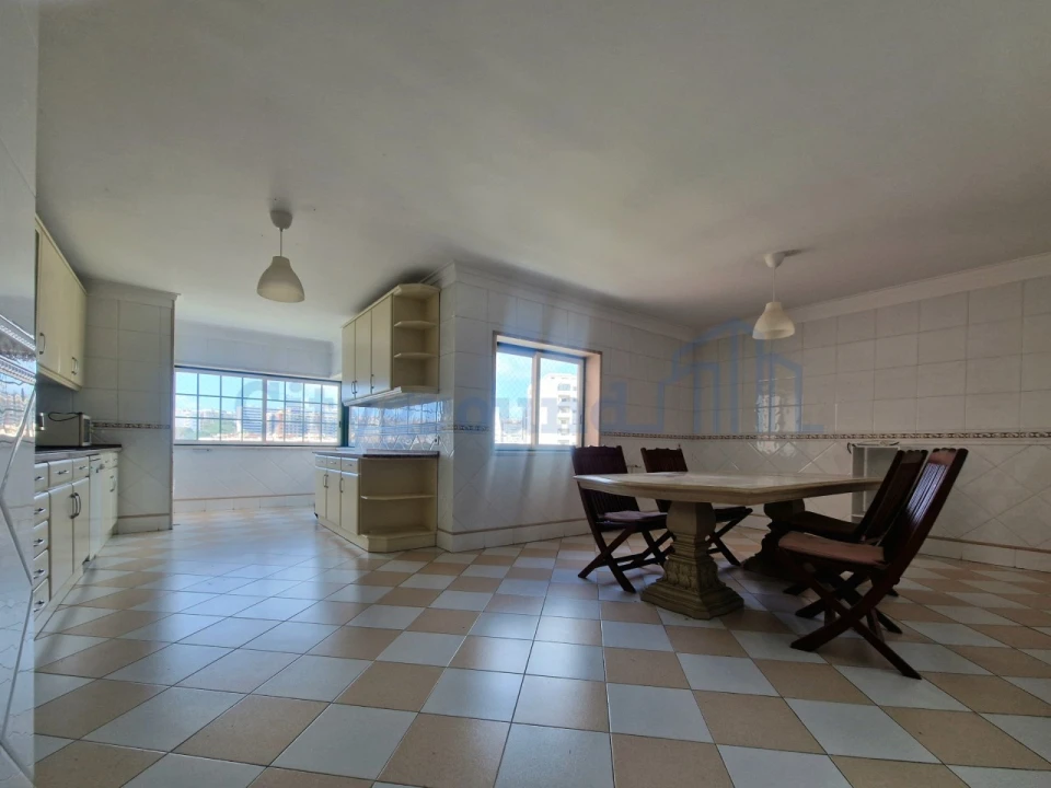 Apartamento T3 para Arrendamento em Algés, Linda-A-Velha e Cruz Quebrada-Dafundo Foto 1