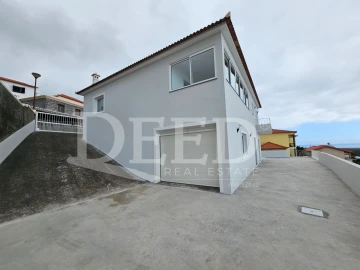 Moradia T3 para Venda em Santa Cruz