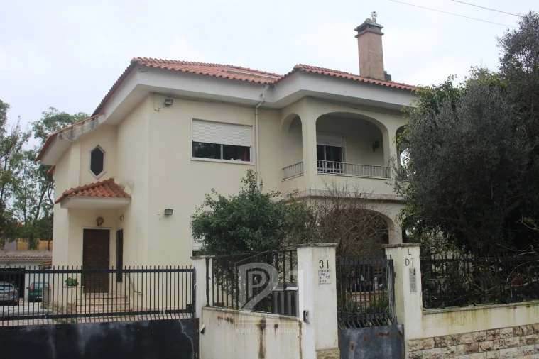 Moradia T5 para Venda em Massamá e Monte Abraão