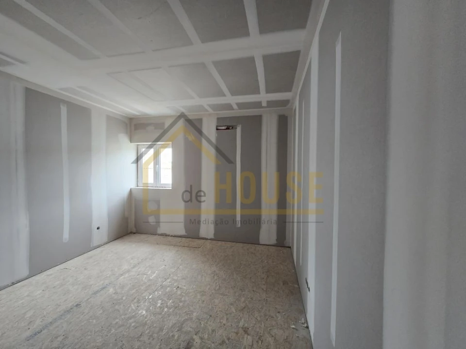 Moradia T3 para Venda em Miragaia e Marteleira Foto 6