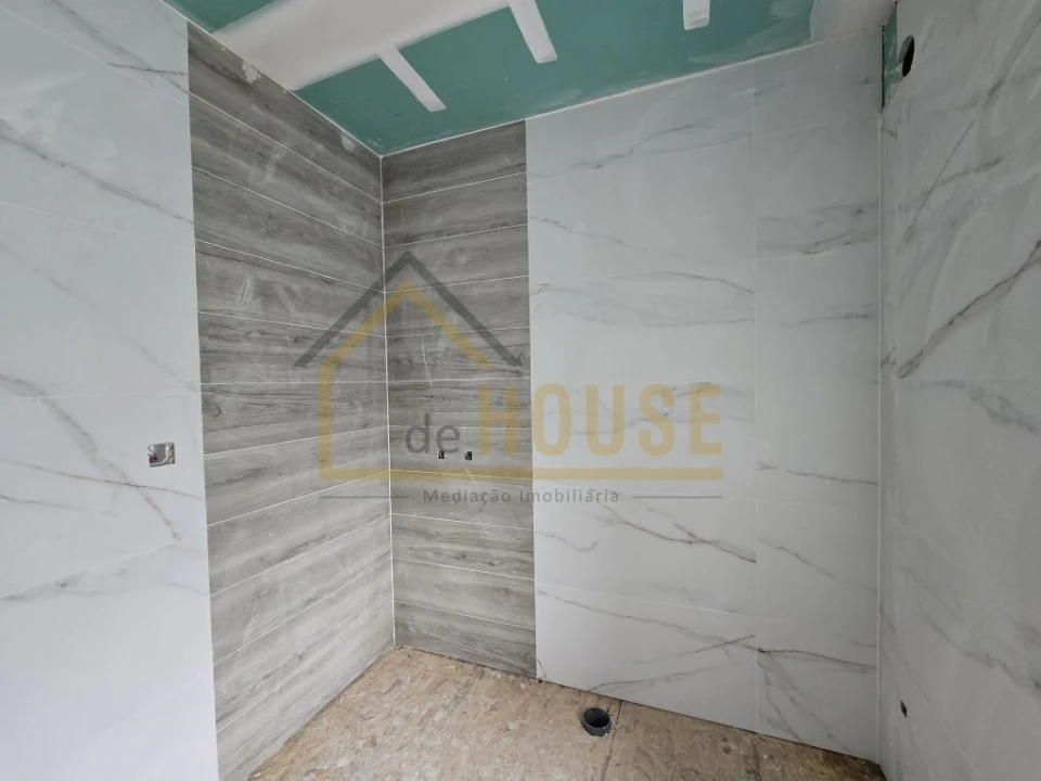 Moradia T3 para Venda em Miragaia e Marteleira Foto 4