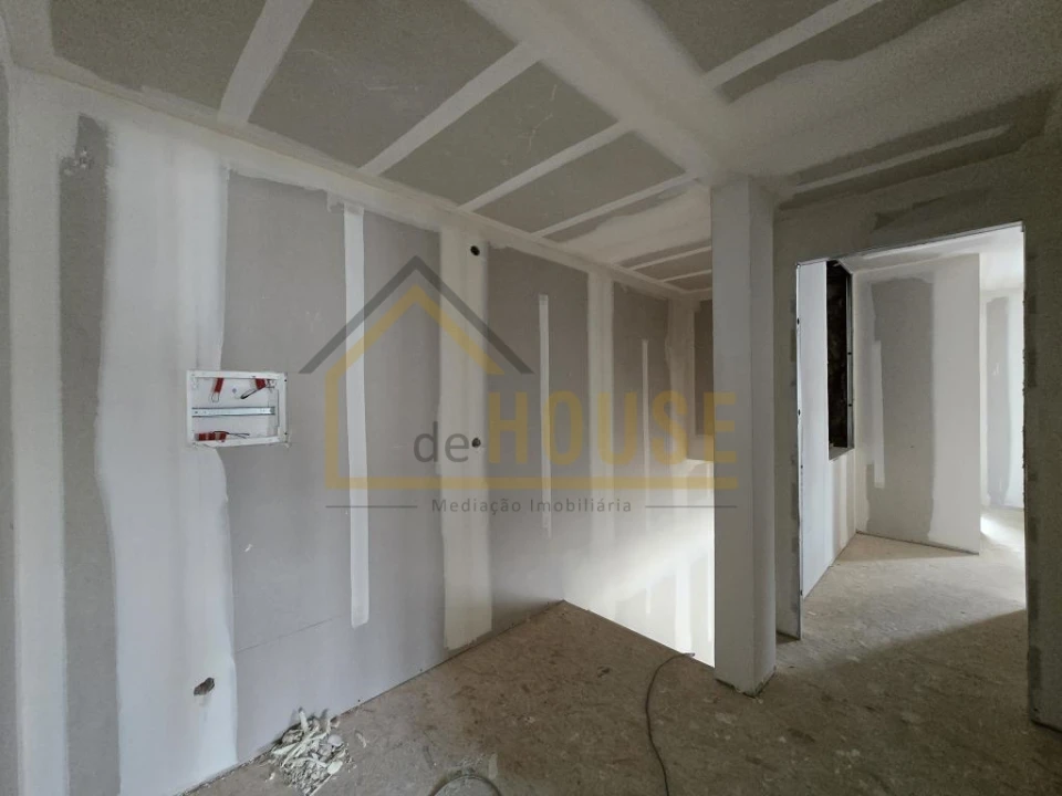 Moradia T3 para Venda em Miragaia e Marteleira Foto 9