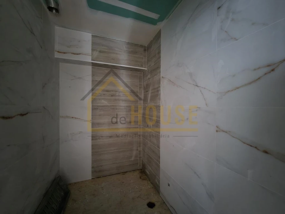 Moradia T3 para Venda em Miragaia e Marteleira Foto 11