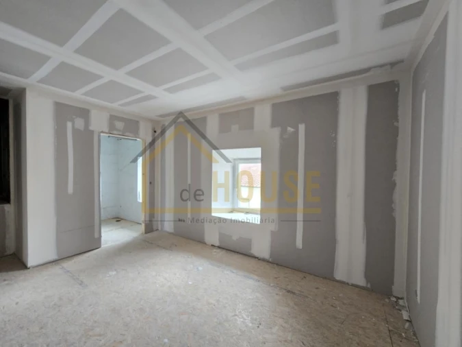 Moradia T3 para Venda em Miragaia e Marteleira Foto 1