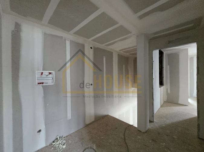 Moradia T3 para Venda em Miragaia e Marteleira Foto 9