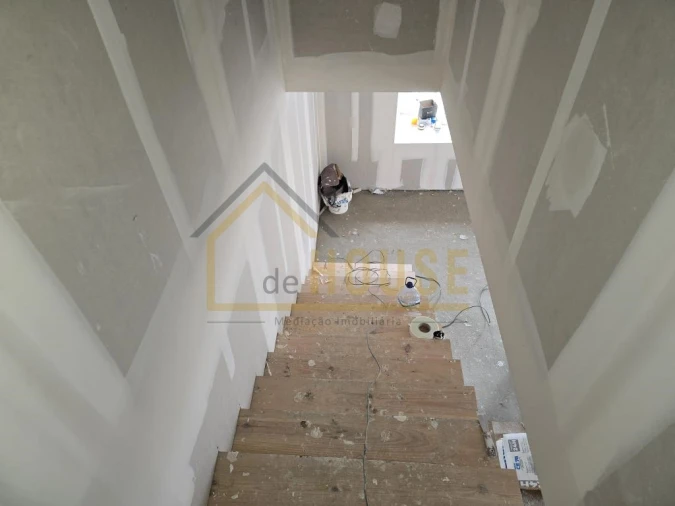 Moradia T3 para Venda em Miragaia e Marteleira Foto 12