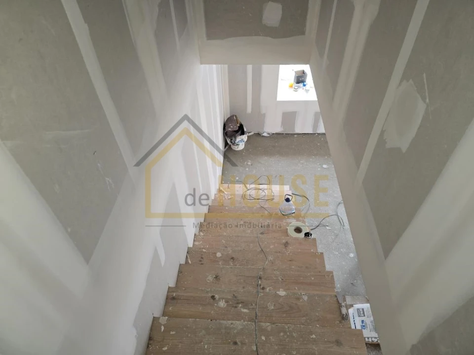 Moradia T3 para Venda em Miragaia e Marteleira Foto 12