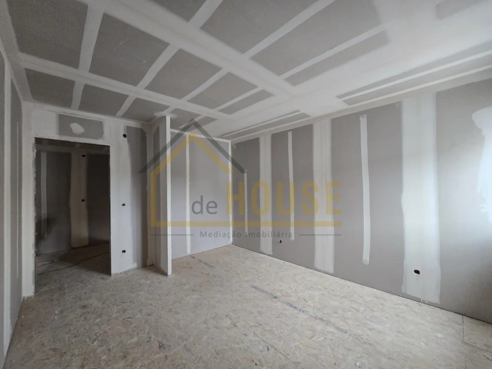 Moradia T3 para Venda em Miragaia e Marteleira Foto 7