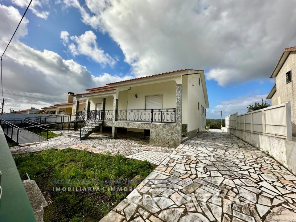 Moradia T4 para Venda em São João Baptista e Santa Maria dos Olivais Foto 1