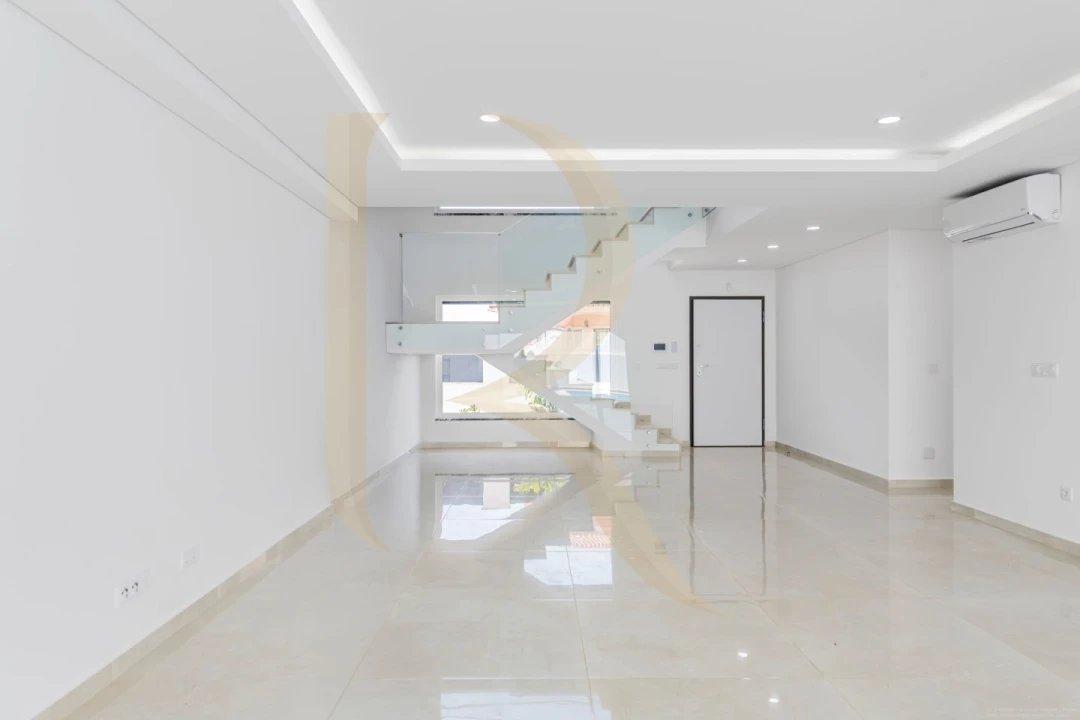 Moradia T4 para Venda em Corroios Foto 4