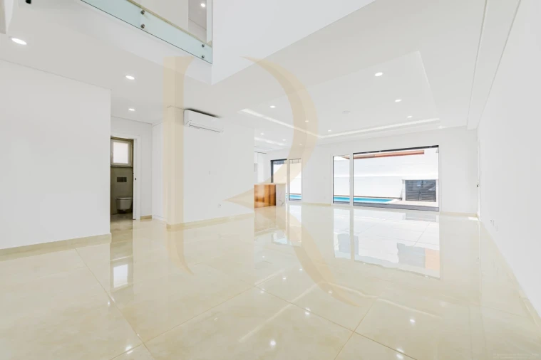 Moradia T4 para Venda em Corroios Foto 2