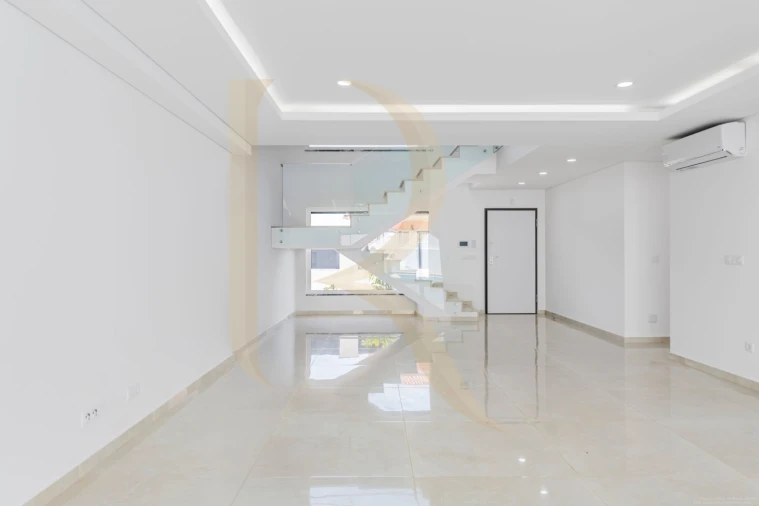 Moradia T4 para Venda em Corroios Foto 4