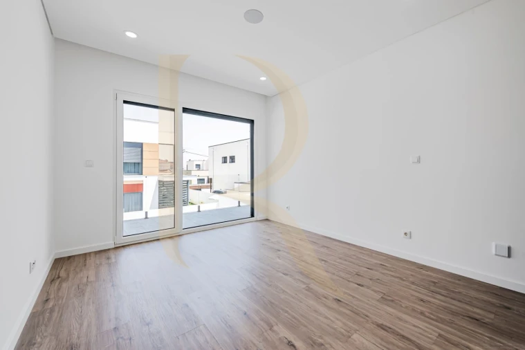 Moradia T4 para Venda em Corroios Foto 15