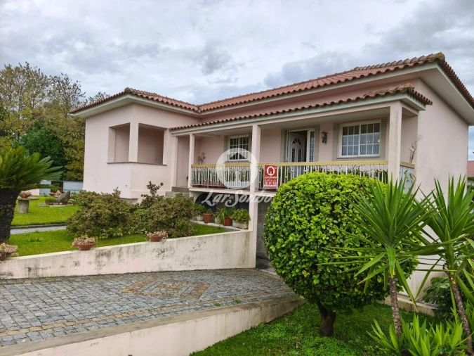 Moradia T3 para Venda em Carreira e Fonte Coberta