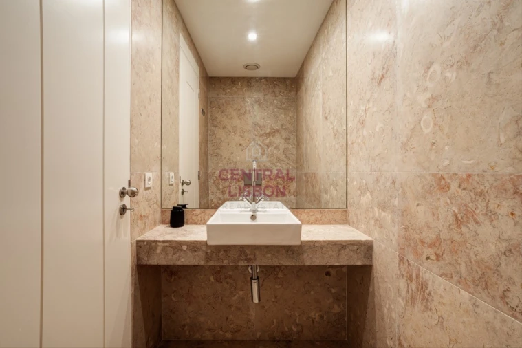 Apartamento T4 para Arrendamento em Santa Maria Maior Foto 17