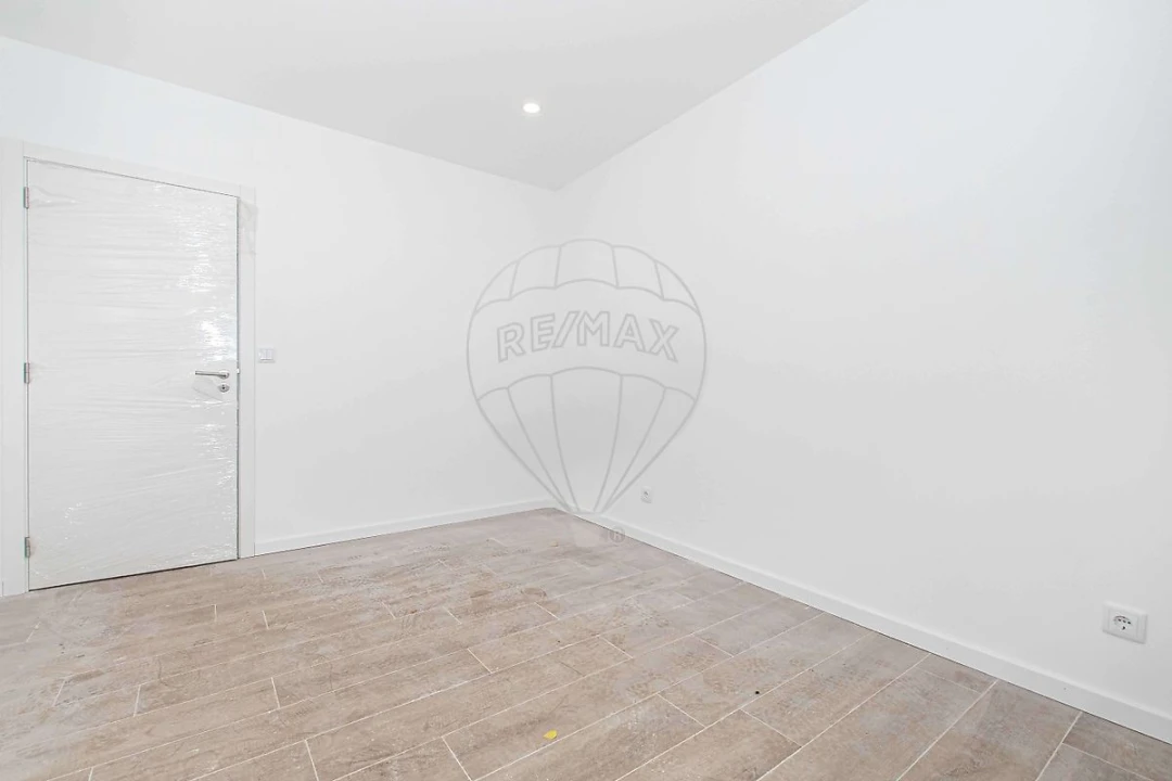 Apartamento T2 para Arrendamento em Alhandra, São João dos Montes e Calhandriz Foto 10