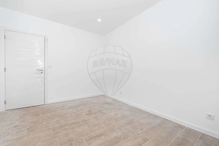 Apartamento T2 para Arrendamento em Alhandra, São João dos Montes e Calhandriz Foto 10