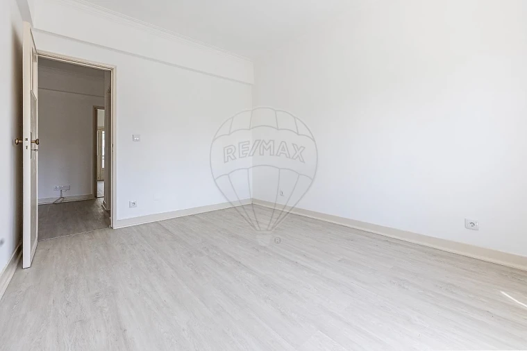 Apartamento T3 para Arrendamento em São Domingos de Benfica Foto 8