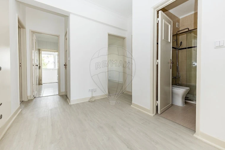 Apartamento T3 para Arrendamento em São Domingos de Benfica Foto 9