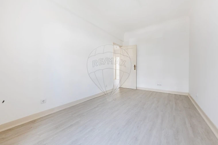 Apartamento T3 para Arrendamento em São Domingos de Benfica Foto 17