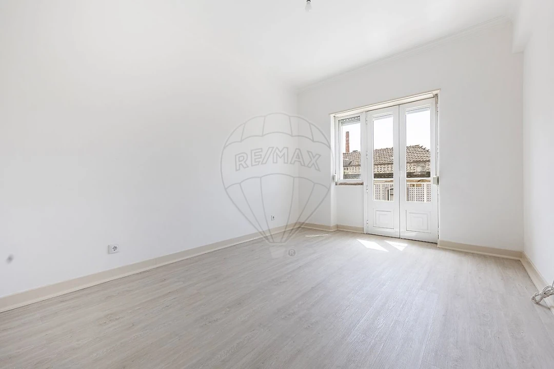 Apartamento T3 para Arrendamento em São Domingos de Benfica Foto 1