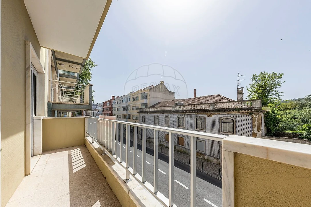 Apartamento T3 para Arrendamento em São Domingos de Benfica Foto 2
