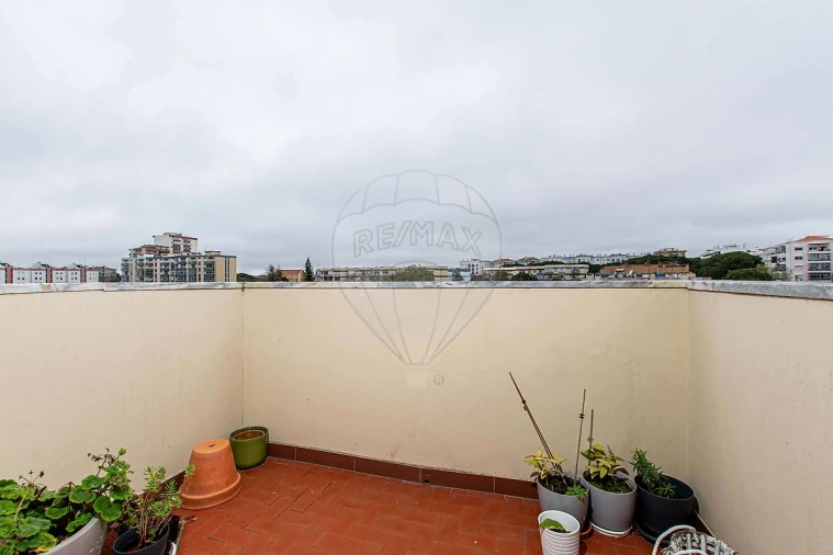 Apartamento T3 para Arrendamento em Laranjeiro e Feijó Foto 5