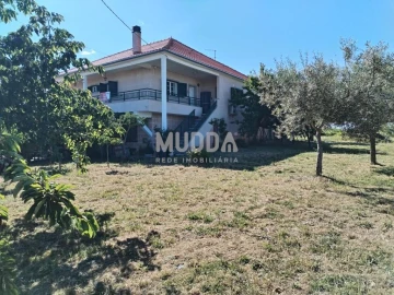 Moradia T4 para Venda em Grijo de Parada
