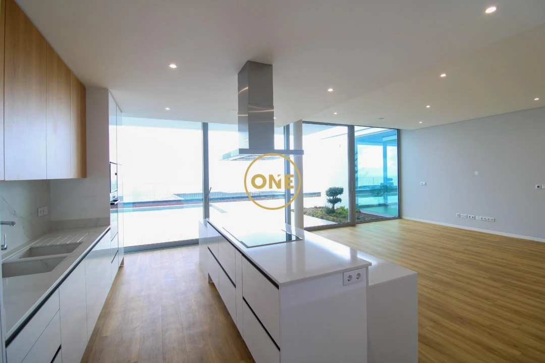 Moradia T4 para Venda em Estreito da Calheta Foto 9