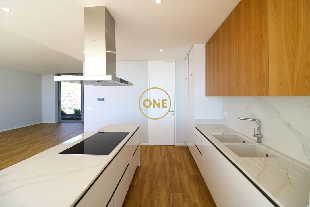 Moradia T4 para Venda em Estreito da Calheta Foto 15