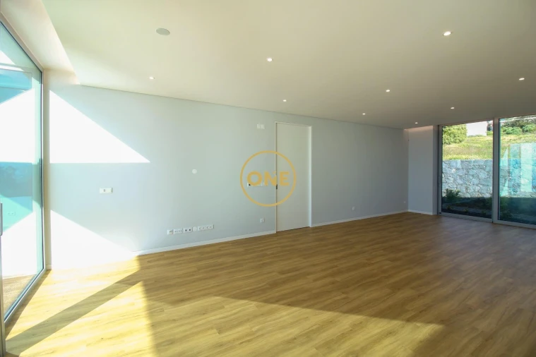 Moradia T4 para Venda em Estreito da Calheta Foto 3