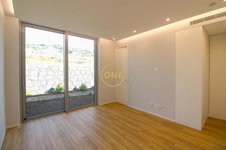 Moradia T4 para Venda em Estreito da Calheta Foto 35