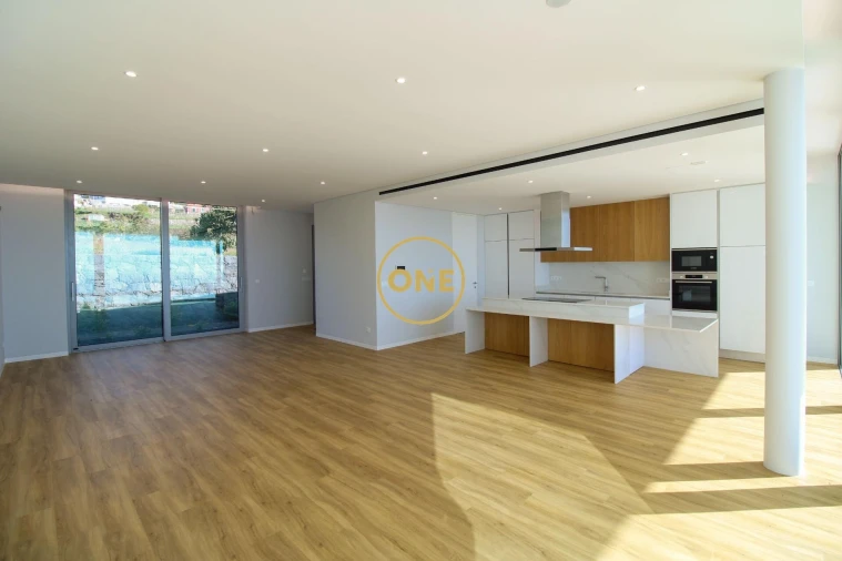 Moradia T4 para Venda em Estreito da Calheta Foto 4