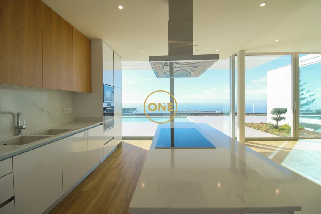 Moradia T4 para Venda em Estreito da Calheta Foto 8