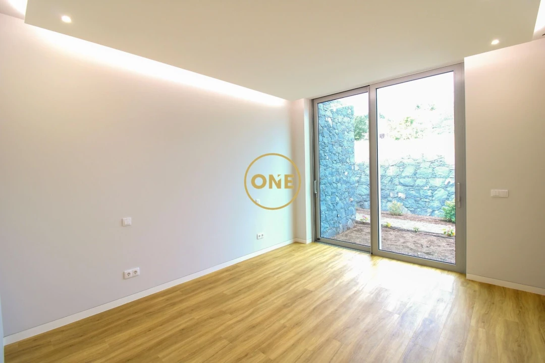 Moradia T4 para Venda em Estreito da Calheta Foto 14