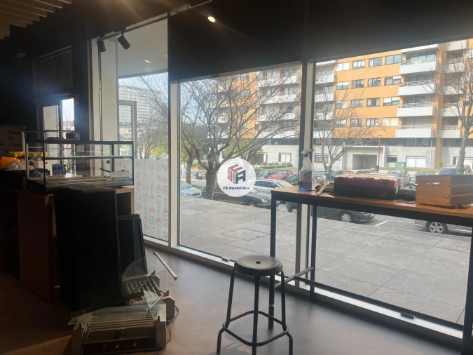 Loja para Arrendamento em Lordelo do Ouro e Massarelos