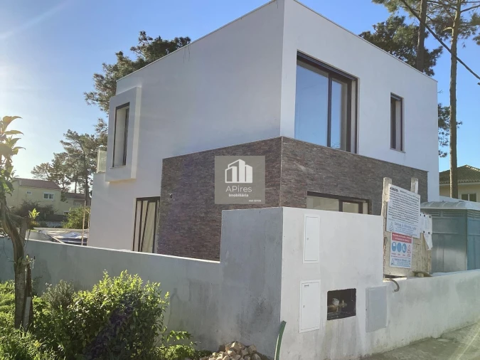 Moradia T3 para Venda em Charneca de Caparica e Sobreda