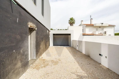 Moradia T4 para Venda em Charneca de Caparica e Sobreda