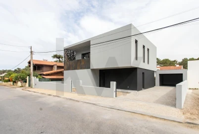 Moradia T4 para Venda em Charneca de Caparica e Sobreda