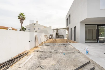 Moradia T4 para Venda em Charneca de Caparica e Sobreda