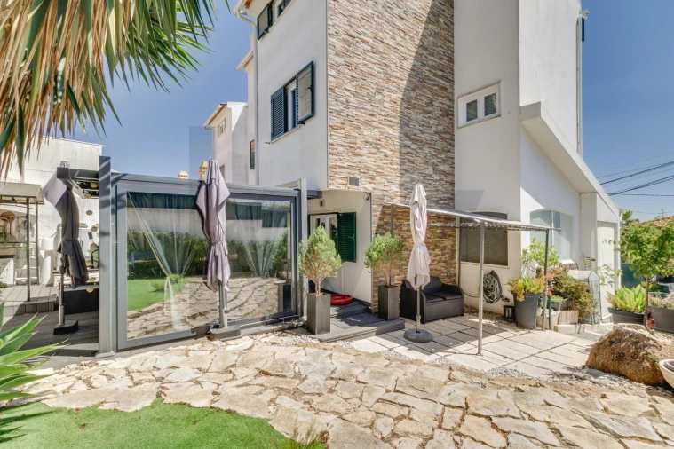 Moradia T4 para Arrendamento em Rio de Mouro