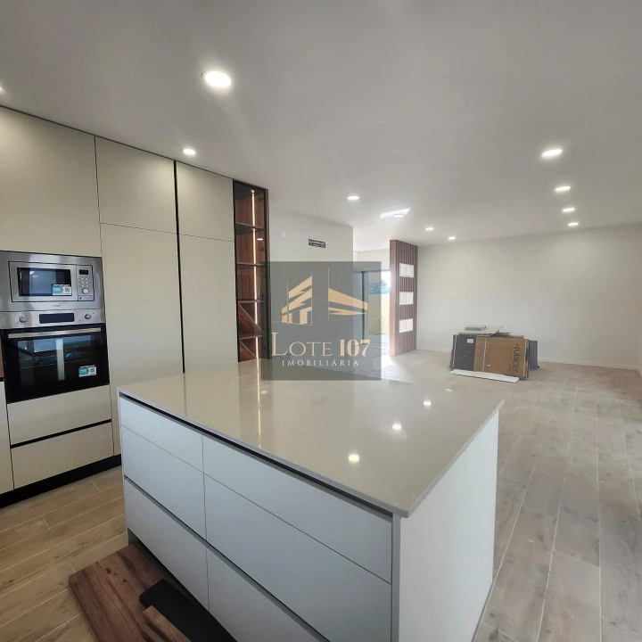 Moradia T4 para Venda em Quinta do Anjo Foto 2