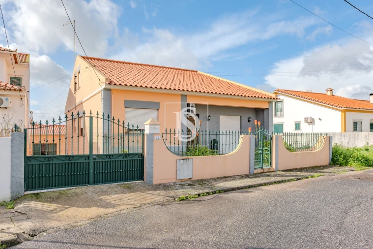 Moradia T3 para Venda em Riachos Foto 1