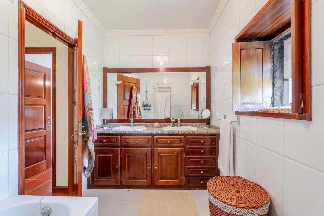 Moradia T4 para Venda em Cornes Foto 13